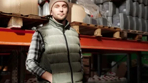 Responsable revisando inventario en un almacén para optimizar el ciclo de caja