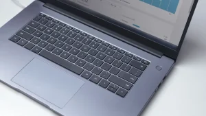 Portátil con gráficos y datos para un cuadro de mando financiero de una pyme