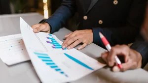 Equipo analizando gráficos financieros para calcular la rentabilidad por cliente