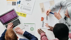 Equipo revisando informes y costes para calcular la rentabilidad de un proyecto