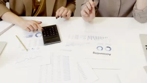 Profesionales revisando documentos financieros y presupuestos