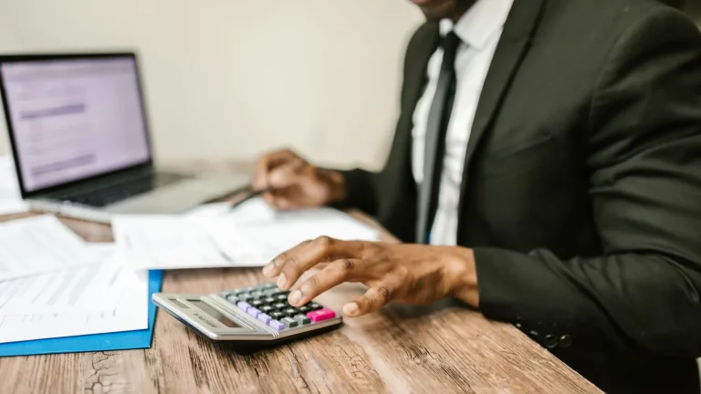 Guía empresarial de factura profesional con retención IRPF: contabilidad, facturación y gestión de pymes