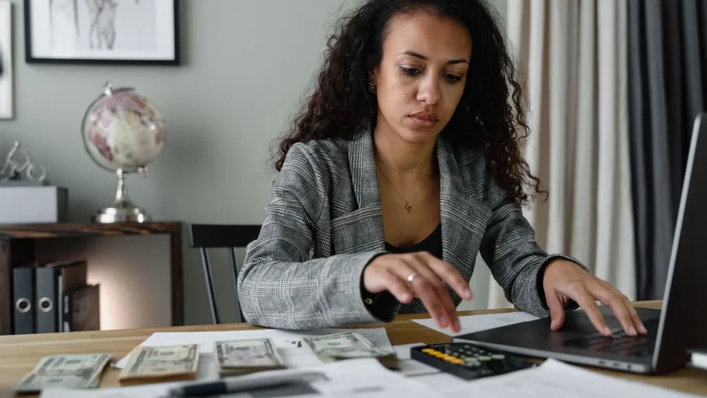 Revisión de documentos de costes salariales en oficina