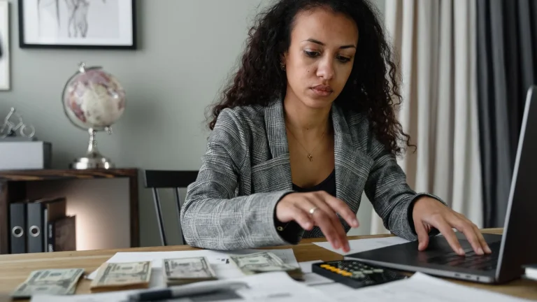 Revisión de documentos de costes salariales en oficina